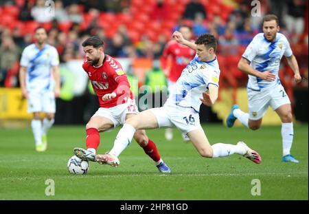 Charlton's Elliot Lee und Oxford's Luke McNally (rechts) kämpfen während des Sky Bet League One Matches im Valley, London, um den Ball. Bilddatum: Samstag, 19. Februar 2022. Stockfoto