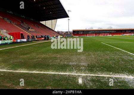 Crewe, Großbritannien. 19th. Februar 2022. Eine Gesamtansicht des wasserumgeloggten Platzes vor dem Sky Bet League ein Spiel zwischen Crewe Alexandra und Portsmouth im Alexandra Stadium am 19th 2022. Februar in Crewe, England. (Foto von Daniel Chesterton/phcimages.com) Quelle: PHC Images/Alamy Live News Stockfoto