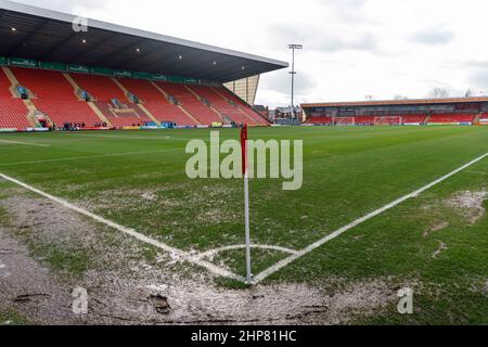 Crewe, Großbritannien. 19th. Februar 2022. Eine Gesamtansicht des wasserumgeloggten Platzes vor dem Sky Bet League ein Spiel zwischen Crewe Alexandra und Portsmouth im Alexandra Stadium am 19th 2022. Februar in Crewe, England. (Foto von Daniel Chesterton/phcimages.com) Quelle: PHC Images/Alamy Live News Stockfoto