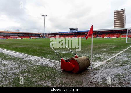 Crewe, Großbritannien. 19th. Februar 2022. Eine Gesamtansicht des wasserumgeloggten Platzes vor dem Sky Bet League ein Spiel zwischen Crewe Alexandra und Portsmouth im Alexandra Stadium am 19th 2022. Februar in Crewe, England. (Foto von Daniel Chesterton/phcimages.com) Quelle: PHC Images/Alamy Live News Stockfoto