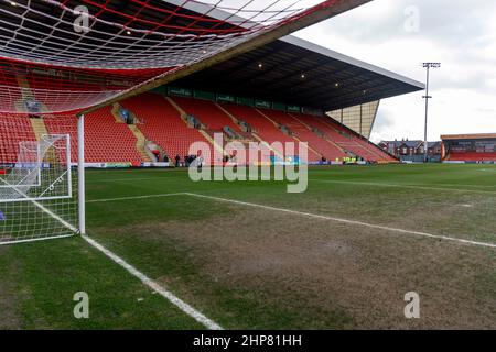 Crewe, Großbritannien. 19th. Februar 2022. Eine Gesamtansicht des wasserumgeloggten Platzes vor dem Sky Bet League ein Spiel zwischen Crewe Alexandra und Portsmouth im Alexandra Stadium am 19th 2022. Februar in Crewe, England. (Foto von Daniel Chesterton/phcimages.com) Quelle: PHC Images/Alamy Live News Stockfoto