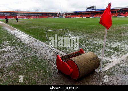 Crewe, Großbritannien. 19th. Februar 2022. Eine Gesamtansicht des wasserumgeloggten Platzes vor dem Sky Bet League ein Spiel zwischen Crewe Alexandra und Portsmouth im Alexandra Stadium am 19th 2022. Februar in Crewe, England. (Foto von Daniel Chesterton/phcimages.com) Quelle: PHC Images/Alamy Live News Stockfoto