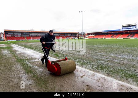 Crewe, Großbritannien. 19th. Februar 2022. Ein Platzwart arbeitet vor dem Sky Bet League One Spiel zwischen Crewe Alexandra und Portsmouth im Alexandra Stadium am 19th 2022. Februar in Crewe, England, auf dem wasserumgeloggten Spielfeld. (Foto von Daniel Chesterton/phcimages.com) Quelle: PHC Images/Alamy Live News Stockfoto