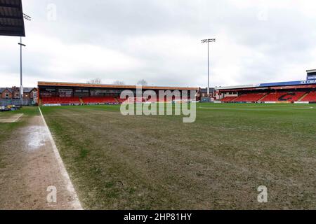 Crewe, Großbritannien. 19th. Februar 2022. Eine Gesamtansicht des Platzes bei 3pm Uhr als Sky Bet League ein Spiel zwischen Crewe Alexandra und Portsmouth im Alexandra Stadium wird am 19th 2022. Februar in Crewe, England, verschoben. (Foto von Daniel Chesterton/phcimages.com) Quelle: PHC Images/Alamy Live News Stockfoto