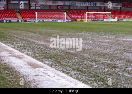 Crewe, Großbritannien. 19th. Februar 2022. Eine Gesamtansicht des wasserumgeloggten Platzes vor dem Sky Bet League ein Spiel zwischen Crewe Alexandra und Portsmouth im Alexandra Stadium am 19th 2022. Februar in Crewe, England. (Foto von Daniel Chesterton/phcimages.com) Quelle: PHC Images/Alamy Live News Stockfoto