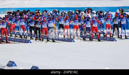 19. Februar 2022, Peking, Hebei, China: Massenstart der Männer-Langlaufski 50km Freestyle während der Olympischen Winterspiele 2022 in Peking im Zhangjiakou Langlaufzentrum. (Bild: © David G. McIntyre/ZUMA Press Wire) Stockfoto