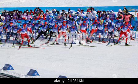 19. Februar 2022, Peking, Hebei, China: Massenstart der Männer-Langlaufski 50km Freestyle während der Olympischen Winterspiele 2022 in Peking im Zhangjiakou Langlaufzentrum. (Bild: © David G. McIntyre/ZUMA Press Wire) Stockfoto