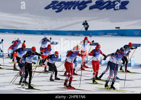 19. Februar 2022, Peking, Hebei, China: Massenstart der Männer-Langlaufski 50km Freestyle während der Olympischen Winterspiele 2022 in Peking im Zhangjiakou Langlaufzentrum. (Bild: © David G. McIntyre/ZUMA Press Wire) Stockfoto