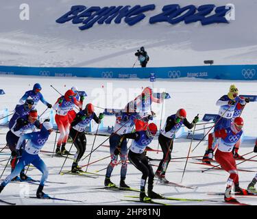 19. Februar 2022, Peking, Hebei, China: Massenstart der Männer-Langlaufski 50km Freestyle während der Olympischen Winterspiele 2022 in Peking im Zhangjiakou Langlaufzentrum. (Bild: © David G. McIntyre/ZUMA Press Wire) Stockfoto