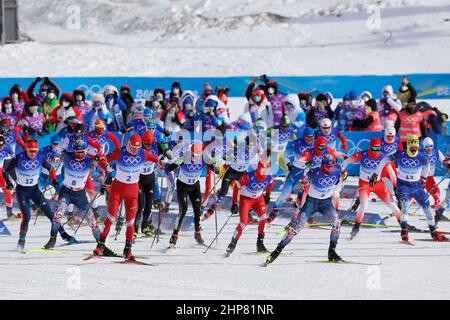 19. Februar 2022, Peking, Hebei, China: Massenstart der Männer-Langlaufski 50km Freestyle während der Olympischen Winterspiele 2022 in Peking im Zhangjiakou Langlaufzentrum. (Bild: © David G. McIntyre/ZUMA Press Wire) Stockfoto