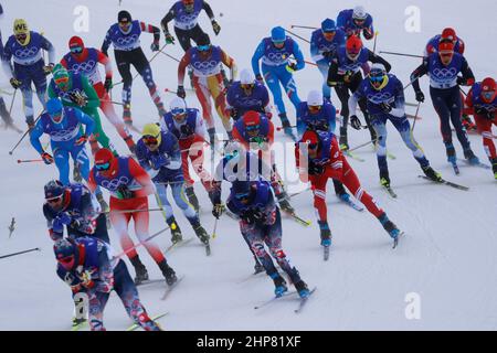 19. Februar 2022, Peking, Hebei, China: Teilnehmer der Herren Langlaufski 50km Freestyle während der Olympischen Winterspiele 2022 in Peking im Zhangjiakou Cross-Country Center. (Bild: © David G. McIntyre/ZUMA Press Wire) Stockfoto