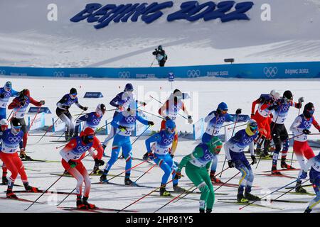 19. Februar 2022, Peking, Hebei, China: Massenstart der Männer-Langlaufski 50km Freestyle während der Olympischen Winterspiele 2022 in Peking im Zhangjiakou Langlaufzentrum. (Bild: © David G. McIntyre/ZUMA Press Wire) Stockfoto