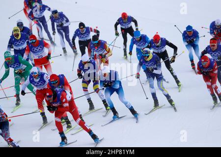 19. Februar 2022, Peking, Hebei, China: Teilnehmer der Herren Langlaufski 50km Freestyle während der Olympischen Winterspiele 2022 in Peking im Zhangjiakou Cross-Country Center. (Bild: © David G. McIntyre/ZUMA Press Wire) Stockfoto