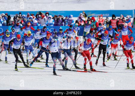 19. Februar 2022, Peking, Hebei, China: Massenstart der Männer-Langlaufski 50km Freestyle während der Olympischen Winterspiele 2022 in Peking im Zhangjiakou Langlaufzentrum. (Bild: © David G. McIntyre/ZUMA Press Wire) Stockfoto