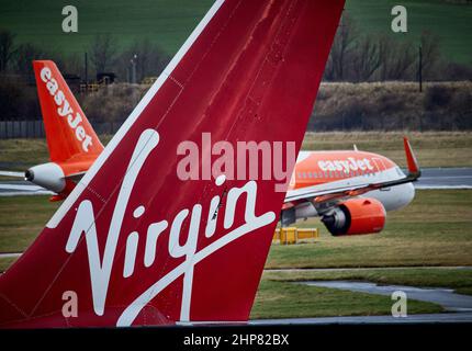 Edinburgh Airport Virgin Atlantic Airbus A330 Heckflosse vom Jet-Flugzeug namens Uptown Girl und Easyjet G-UZLA. Airbus A320-251N Stockfoto