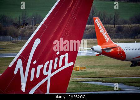 Edinburgh Airport Virgin Atlantic Airbus A330 Heckflosse vom Jet-Flugzeug namens Uptown Girl und Easyjet G-UZLA. Airbus A320-251N Stockfoto