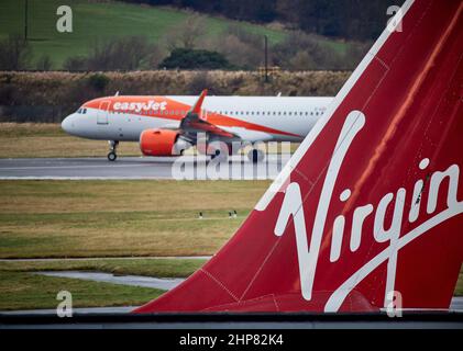 Edinburgh Airport Virgin Atlantic Airbus A330 Heckflosse vom Jet-Flugzeug namens Uptown Girl und Easyjet G-UZLA. Airbus A320-251N Stockfoto