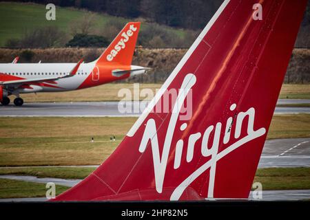 Edinburgh Airport Virgin Atlantic Airbus A330 Heckflosse vom Jet-Flugzeug namens Uptown Girl und Easyjet G-UZLA. Airbus A320-251N Stockfoto