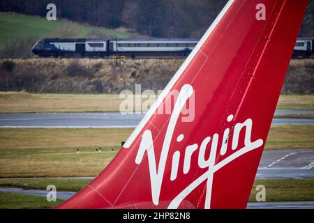 Edinburgh Airport Virgin Atlantic Airbus A330 Heckflosse vom Jet-Flugzeug namens Uptown Girl und Scotrail HST Train Stockfoto