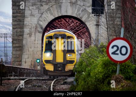 Zug der Klasse 158 über die Forth Bridge zum Bahnhof North Queensferry Stockfoto