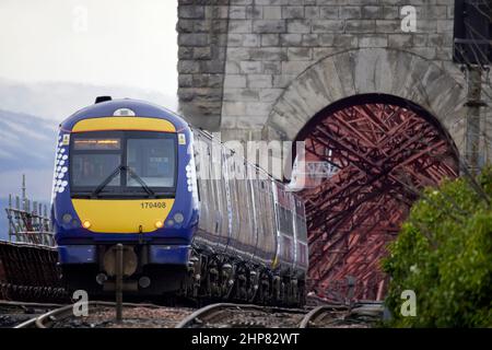 Der Zug der ScotRail-Klasse 170, der sich der Forth Bridge näherte, fuhr vom Bahnhof North Queensferry ab Stockfoto