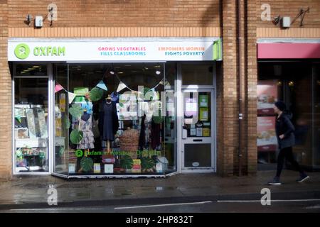 Ein britischer Oxfam High Street Charity-Shop. Die Einzelhandelsgeschäfte sammeln Geld für die Wohltätigkeitsorganisation, indem sie wohltätige Spenden verkaufen, die ihnen von der Öffentlichkeit gegeben werden Stockfoto