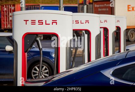 M6 Autoladegeräte für den Tesla Supercharger bei Welcome Break Keele Stockfoto