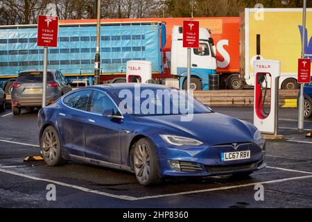 M6 Autoladegeräte für den Tesla Supercharger bei Welcome Break Keele Stockfoto