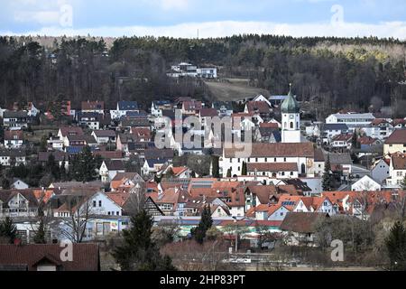 Sigmaringen Laiz, Deutschland. 19th. Februar 2022. Die katholische Kirche St. Peter und Paul ragt über die Dächer der Häuser in der Gemeinde Laiz. (Foto mit Drohne) Am Eingang zur Straße, in der der Ministerpräsident von Baden-Württemberg, Winfried Kretschmann (Bündnis 90/die Grünen), lebt, Steht Eine Schranke. Vor dem Wohnhaus steht eine Polizeistreife, die ein Auge darauf hält. Quelle: Felix Kästle/dpa/Alamy Live News Stockfoto
