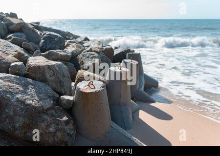 Steine am Strand am Meer. Wellen Sie im Meer in der Nähe des Wellenbrechers. Hochwertige Fotos Stockfoto