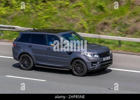 2017 grau Land Rover Range Rover Sport SDV6 HSE 2993cc 8-Gang-Automatik; Fahrzeugverkehr Fahrzeuge bewegen, Fahrzeug auf britischen Straßen fahren, Motoren, Fahren auf der Autobahn M6 Stockfoto