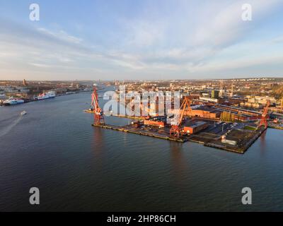 Göteborg, Schweden. Blick von oben auf das Hafengebiet mit Fokus auf die roten Kraniche. Stockfoto