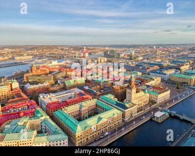 Göteborg, Schweden. Blick von oben auf die Christina-Kirche (Tyska-Kirche) im Herzen von Göteborg, in der Nähe des Gustav Adolfs Torg Platzes Stockfoto