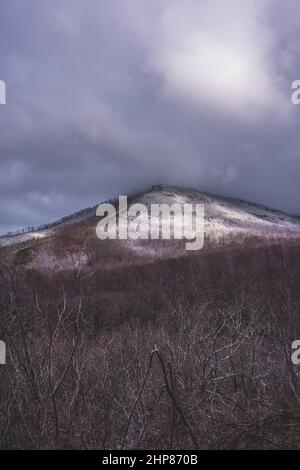 Majestätische Aussicht auf das eisige Waldwunderland des Rauhfrosts im Great Smoky Mountain National Park auf der neu entdeckten Gap Road in den südlichen Appalachen. Stockfoto