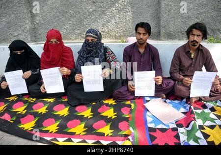 Die Bewohner von Kotri veranstalten am Samstag, dem 19. Februar 2022, im Hyderabad-Presseclub eine Protestdemonstration gegen die hohe Händigkeit einflussreicher Menschen. Stockfoto