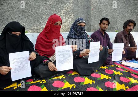 Die Bewohner von Kotri veranstalten am Samstag, dem 19. Februar 2022, im Hyderabad-Presseclub eine Protestdemonstration gegen die hohe Händigkeit einflussreicher Menschen. Stockfoto