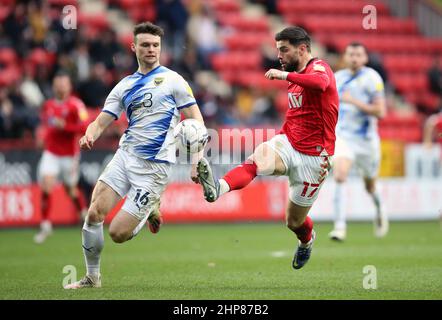 Elliot Lee von Charlton Athletic (rechts) und Luke McNally von Oxford United kämpfen während des Sky Bet League One-Spiels im Londoner Valley um den Ball. Bilddatum: Samstag, 19. Februar 2022. Stockfoto