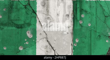 Vollformatfoto einer verwitterten Flagge von Nigeria, gemalt auf einer rissigen Betonwand mit Einschusslöchern. Herder-Farmer-Konflikte in Nigeria Konzept. Stockfoto