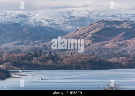 Lake District Cumbria 19th February 2022 UK.UK Wetter frischer Schnee in den Fjells oberhalb von Wray Castle am Ufer des Lake Windermere Credit: Gordon Shoosmith/Alamy Live News Stockfoto