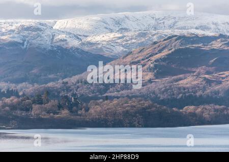 Lake District Cumbria 19th February 2022 UK.UK Wetter frischer Schnee in den Fjells oberhalb von Wray Castle am Ufer des Lake Windermere Credit: Gordon Shoosmith/Alamy Live News Stockfoto