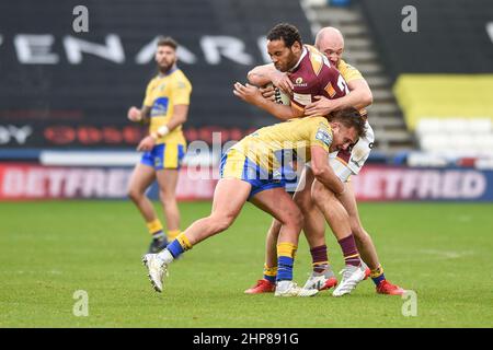 Huddersfield, England - 19. Februar 2022 - Leroy Cudjoe (21) von Huddersfield Giants, angegangen von Jez Litten (14) von Hull Kingston Rovers während der Rugby League Betfred Super League Runde 2 Huddersfield Giants vs Hull Kingston Rovers im John Smith's Stadium, Huddersfield, UK Dean Williams Credit: Dean Williams/Alamy Live News Stockfoto