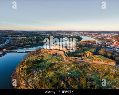 Göteborg, Schweden, Blick von oben beim Sonnenuntergang auf das Schloss Bohus, das an der alten norwegisch-schwedischen Grenze in Kungälv liegt Stockfoto