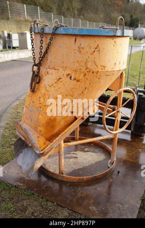 Betonsilo auf einer Baustelle Stockfoto