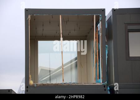 Alte Wohncontainer werden in einem Lagerhof gelagert Stockfoto