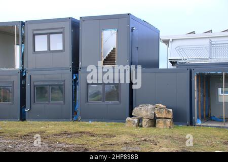 Alte Wohncontainer werden in einem Lagerhof gelagert Stockfoto