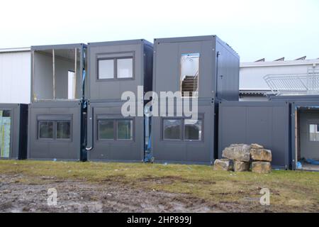 Alte Wohncontainer werden in einem Lagerhof gelagert Stockfoto