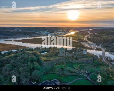 Göteborg, Schweden, Blick von oben beim Sonnenuntergang auf das Schloss Bohus, das an der alten norwegisch-schwedischen Grenze in Kungälv liegt Stockfoto