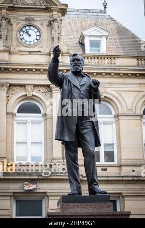 Statue von William Edward Forster, vor dem Broadway Shopping Center und Kala Sangam's St. Peters House, Bradford, West Yorkshire, England. Stockfoto