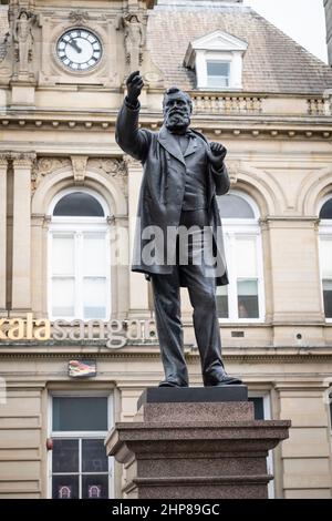 Statue von William Edward Forster, vor dem Broadway Shopping Center und Kala Sangam's St. Peters House, Bradford, West Yorkshire, England. Stockfoto