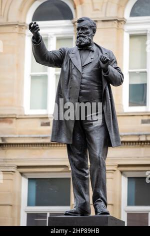 Statue von William Edward Forster, vor dem Broadway Shopping Center und Kala Sangam's St. Peters House, Bradford, West Yorkshire, England. Stockfoto